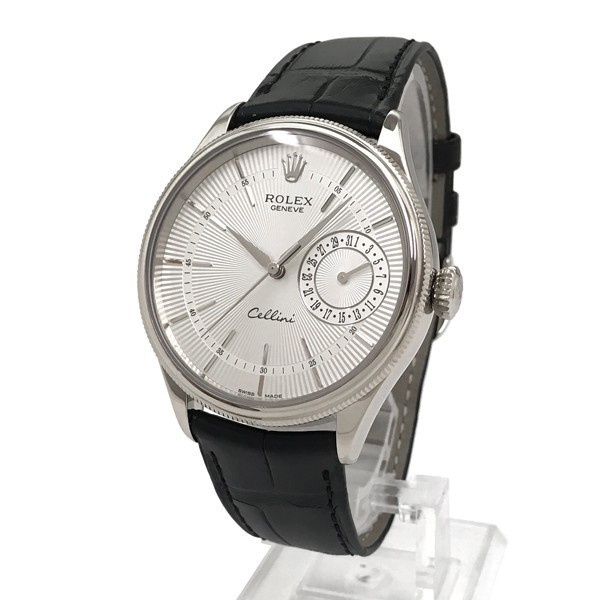 The 18ct white gold fake watch is equipped with Swiss movement.