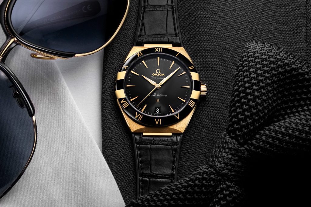 The 18k gold fake watch has black strap.